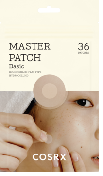 Beżowe pudełko Cosrx Master Patch Basic z napisem "36 Patches" i zbliżenie na osobę nakładającą okrągły plasterek hydrokoloidowy.