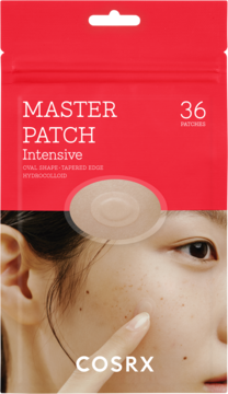 Czerwona saszetka Cosrx Master Patch Intensive, 36 plasterków. Na dole widoczna twarz z plasterkiem na wyprysku.