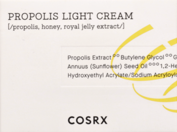 Białe pudełko kremu COSRX Propolis Light z propolisem i miodem, czarne napisy, widok z przodu.