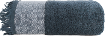 Złożony niebiesko-szary ręcznik bawełniany z frędzlami, z puszystą częścią i wzorzystym paskiem, widok z góry.