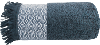 Popielaty ręcznik bawełniany 50x90, z jednej strony puszysty, z drugiej ze wzorem geometrycznym. Widoczne frędzle.