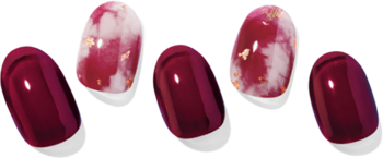 Ohora Mulberry: 5 paznokci w odcieniach bordo/morwy, niektóre marmurkowe z kremem i różowo-złotą folią.
