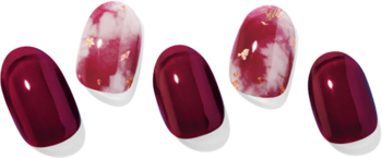 Ohora Mulberry: 5 paznokci w odcieniach bordo/morwy, niektóre marmurkowe z kremem i różowo-złotą folią.