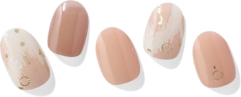 Pięć hybrydowych naklejek Ohora Almond Blossom w odcieniach nude, brzoskwini, ze złotymi wzorami.