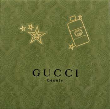 Ciemnozielone pudełko Gucci Guilty Pour Femme z tłoczonym wzorem, logo Beauty, złotymi gwiazdami i ikoną flakonu.