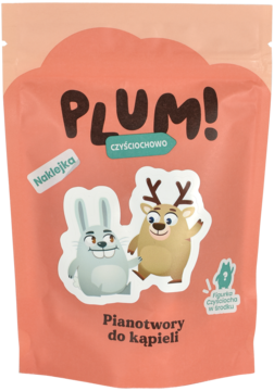 Różowa saszetka Pianotworów Plum! Czyściochowo. Na froncie: wesoły królik i jelonek, naklejka, figurka do kąpieli.