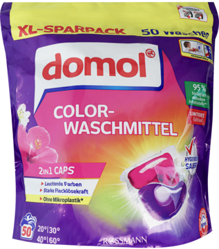 Domol Color-Waschmittel 2w1 Caps w fioletowym opakowaniu XL na 50 prań. Widok z przodu, z kapsułkami.