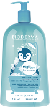 Jasnoniebieski delikatny żel do mycia Bioderma ABCDerm 1L z wesołym pingwinem, widok z przodu.