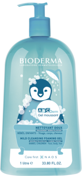 Jasnoniebieski delikatny żel do mycia Bioderma ABCDerm 1L z wesołym pingwinem, widok z przodu.