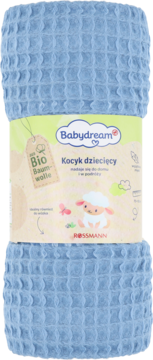 Zrolowany niebieski kocyk Babydream z bio bawełny, widoczne waflowe paski i etykieta z jagnięciem.