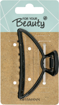 Czarna, duża klamra do włosów typu pazur na brązowym kartonowym opakowaniu Rossmann For Your Beauty, widok z przodu.