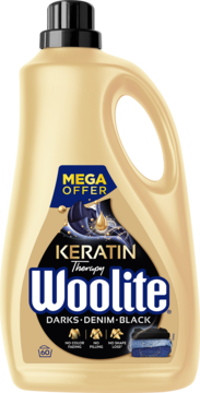 Złota butelka płynu Woolite Keratin Therapy do ciemnych ubrań, widok z przodu, z etykietą "Mega Oferta".