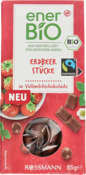 Czekolada enerBiO ERDBEER STÜCKE w mlecznej czekoladzie, opakowanie czerwono-białe z truskawkami. Widok przód, BIO, Fairtrade, 85g.