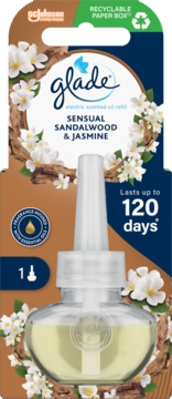 Wkład Glade Electric Oil Sensual Sandalwood & Jasmine, jasnożółty płyn, widok z przodu, na tle opakowania.