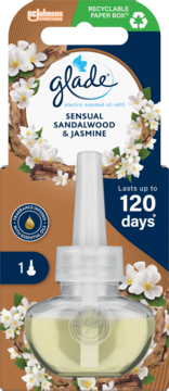 Wkład Glade Electric Oil Sensual Sandalwood & Jasmine, jasnożółty płyn, widok z przodu, na tle opakowania.