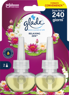 Glade Relaxing Zen, 2 wkłady do odświeżacza powietrza, w fioletowym opakowaniu z liliami wodnymi, z przodu.