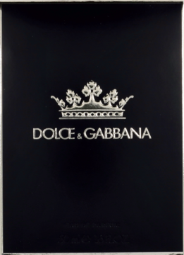 Czarne opakowanie perfum Dolce & Gabbana King Man dla mężczyzn, ze srebrną koroną i logo, widok z przodu.