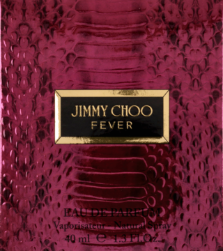 Jimmy Choo Fever damska woda perfumowana w purpurowym pudełku o fakturze skóry węża z złotą etykietą.