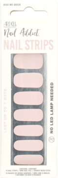 Opakowanie Ardell Nail Addict Nail Strips Kiss Me Quick, mlecznoróżowe, z widocznymi 7 paskami do paznokci.