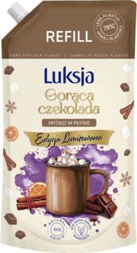 Luksja Gorąca Czekolada mydło w płynie, refill w brązowej saszetce z kubkiem kakao, piankami, przyprawami, widok z przodu.