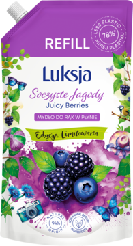 Luksja mydło do rąk w płynie Juicy Berries, fioletowa torebka uzupełniająca z borówkami i jeżynami, widok z przodu.