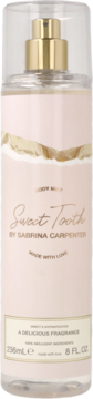 Mgiełka zapachowa Sweet Tooth Sabrina Carpenter, różowa etykieta, złoty atomizer, widok z przodu.