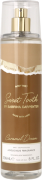 Przezroczysta butelka Sweet Tooth Caramel Dream Body Mist Sabrina Carpenter, brązowy płyn, złota pompka, widok z przodu.