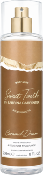 Sweet Tooth by Sabrina Carpenter Caramel Dream Body Mist 236ml, brązowa butelka z złotym atomizerem. Słodki zapach karmelu i czekolady, widok z przodu.
