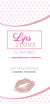 Etykieta balsamu Lips 2 Love Lip Magnifier Caramel Thickness, z różowym napisem i odciskiem ust.