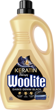 Złota butelka płynu Woolite Keratin Therapy Darks Denim Black, widok z przodu, z czarną etykietą.