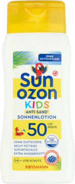 Biała butelka Sunozon Kids Sonnenlotion SPF 50 Anti Sand z żółtą zakrętką, widok z przodu. Kolorowa etykieta z papugą.