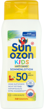Biała butelka Sunozon Kids Sonnenlotion SPF 50 Anti Sand z żółtą zakrętką, widok z przodu. Kolorowa etykieta z papugą.