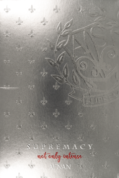 Srebrne pudełko perfum Afnan Supremacy Not Only Intense, z wytłaczanym wzorem fleur-de-lis i herbem, widok z przodu.