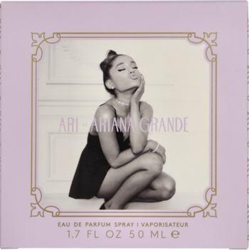 Fioletowe pudełko perfum Ari by Ariana Grande 50 ml, z wizerunkiem artystki dmuchającej buziaka, widok z przodu.