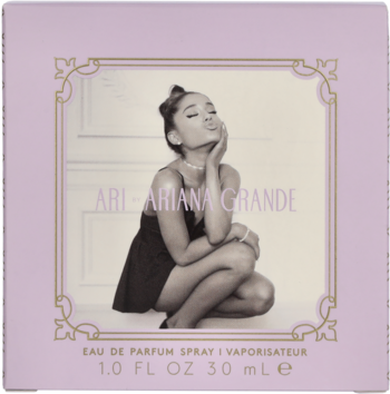 Jasnofioletowe pudełko perfum Ari by Ariana Grande (kwiatowo-owocowe), złota ramka, zdjęcie piosenkarki.