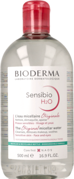 Bioderma Sensibio H2O, butelka 500 ml przezroczystego płynu micelarnego z czerwoną nakrętką, widok z przodu.