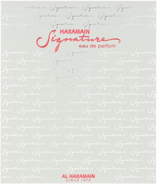 Jasnoszare, kartonowe opakowanie Al Haramain Signature eau de parfum, z przodu czerwony napis i subtelny wzór. Widok z przodu.