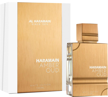 Al Haramain Amber Oud White Edition: złota butelka perfum i białe pudełko ze złotym wzorem, widok z przodu.