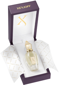 Luksusowy flakon perfum Xerjoff Kobe w otwartym purpurowym pudełku ze złotym logo, widok pod kątem.