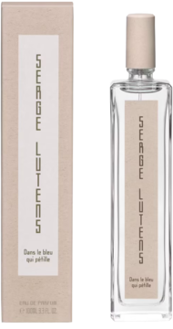 Perfumy Serge Lutens Dans le bleu qui pétille: szklana butelka z beżową nakrętką obok pasującego pudełka.