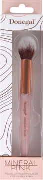 Pędzel do rozświetlacza Donegal Mineral Pink w opakowaniu, różowa rączka, stożkowe włosie, widok z przodu.
