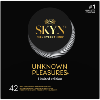 Czarne kwadratowe opakowanie prezerwatyw SKYN Unknown Pleasures+ (42 sztuki), edycja limitowana, widok z przodu.