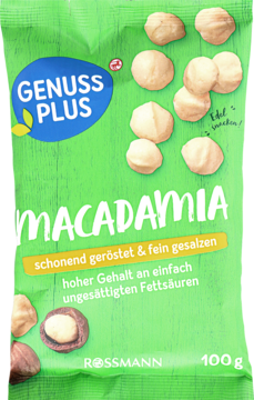 Zielona torebka Genuss Plus Macadamia, orzechy prażone i solone, z widokiem kilku orzechów na tle, 100g Rossmann.