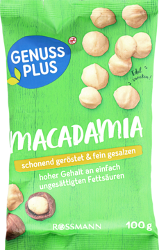 Zielona torebka Genuss Plus Macadamia, orzechy prażone i solone, z widokiem kilku orzechów na tle, 100g Rossmann.