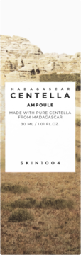 SKIN1004 Madagascar Centella Ampoule, butelka z białą etykietą, czarny tekst, tło skalistego krajobrazu.