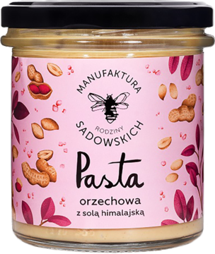 Front słoika bezglutenowej pasty orzechowej z solą himalajską. Różowa etykieta Manufaktury Rodziny Sadowskich.