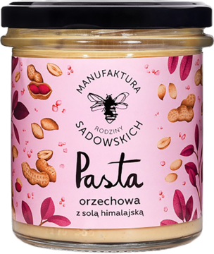 Front słoika bezglutenowej pasty orzechowej z solą himalajską. Różowa etykieta Manufaktury Rodziny Sadowskich.