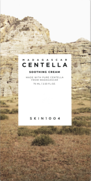Front opakowania kremu SKIN1004 Madagascar Centella Soothing Cream 75ml, na tle gór i brązowych pól.