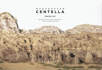 Madagascar Centella Travel Kit, białe pudełko zestawu do pielęgnacji skóry na tle skał, widok z przodu.