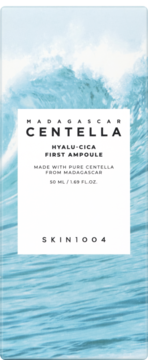 SKIN1004 Madagascar Centella Hyalu-Cica First Ampoule w białym opakowaniu na tle wzburzonej wody, widok przód.